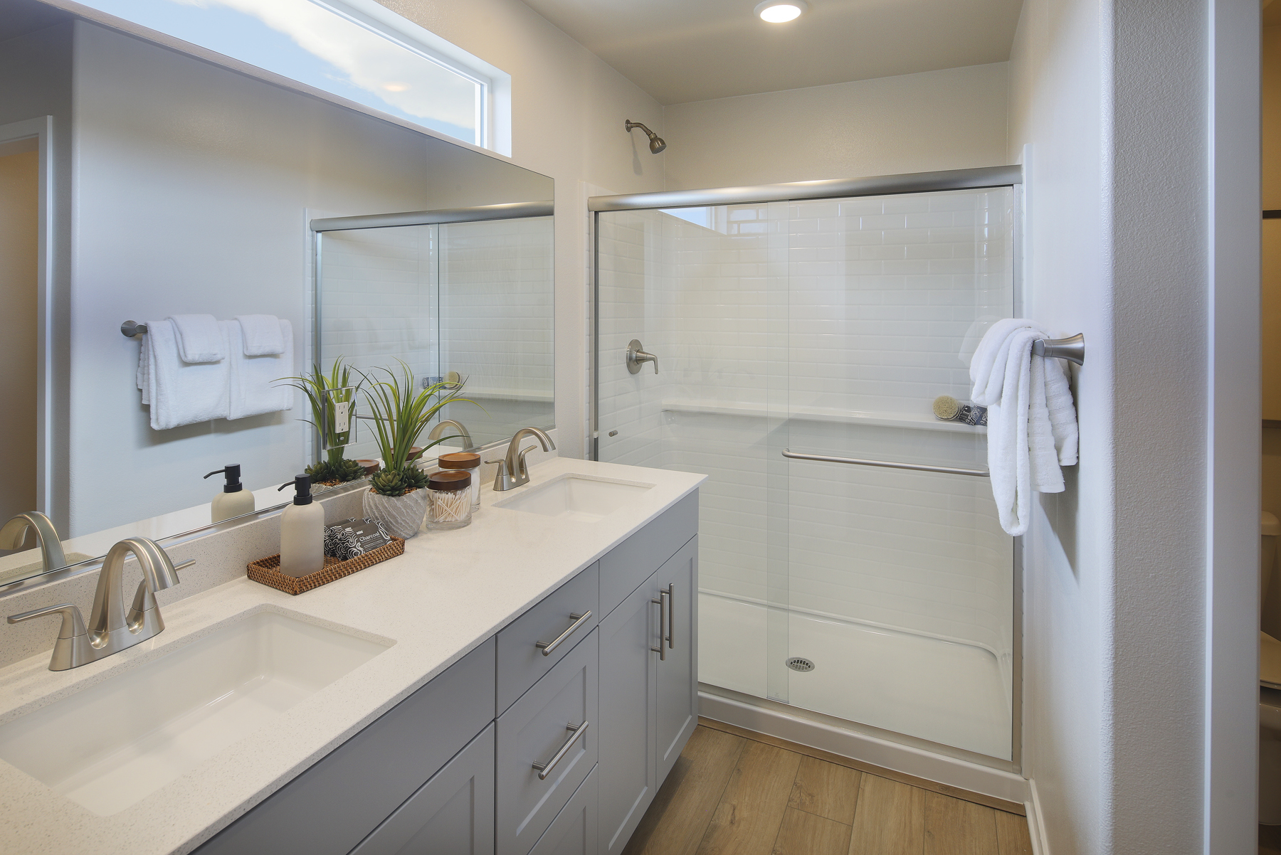 A bathroom with a sink and a mirror.