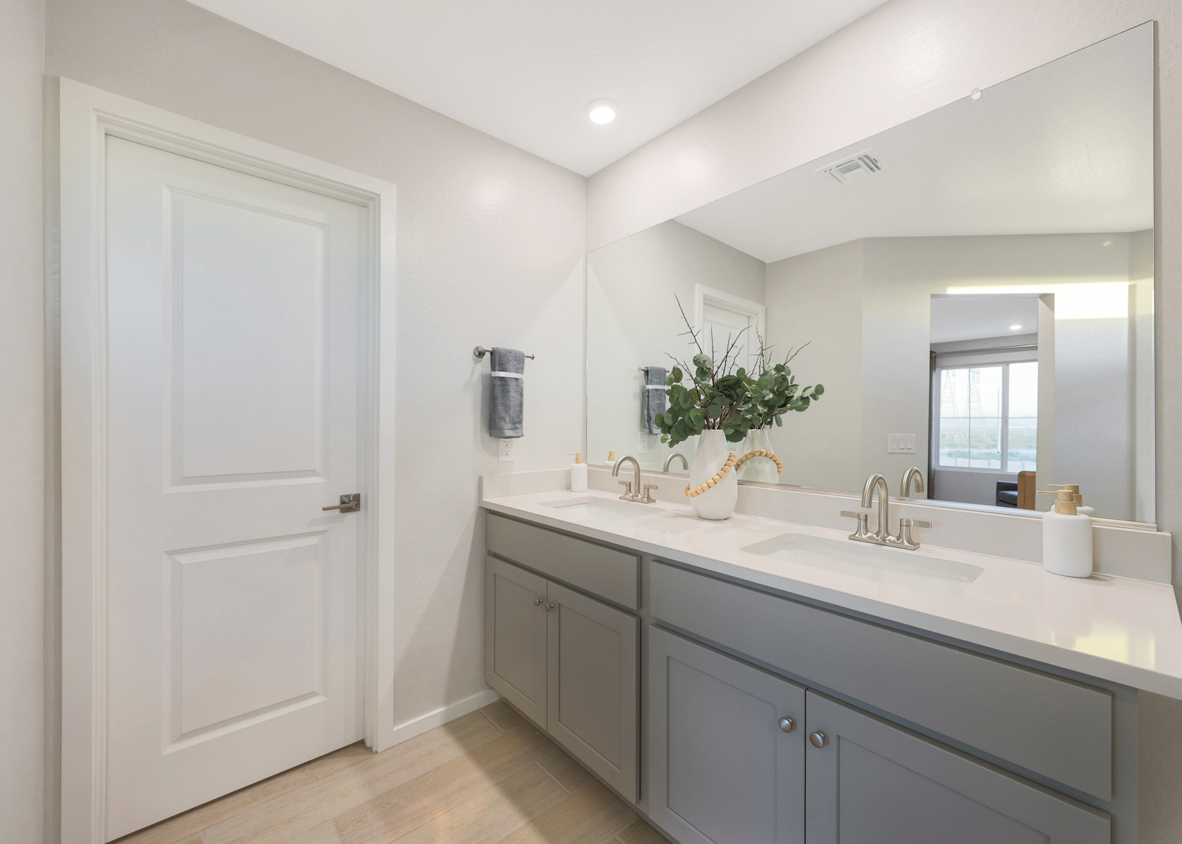 A bathroom with a sink and a mirror.