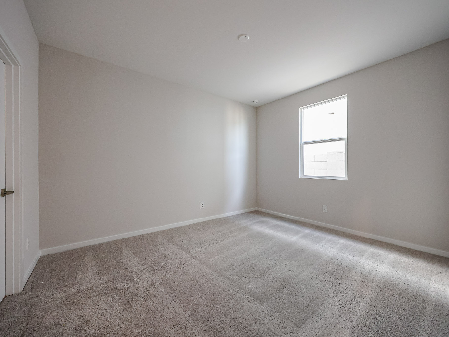 A room with a carpet and a carpet.