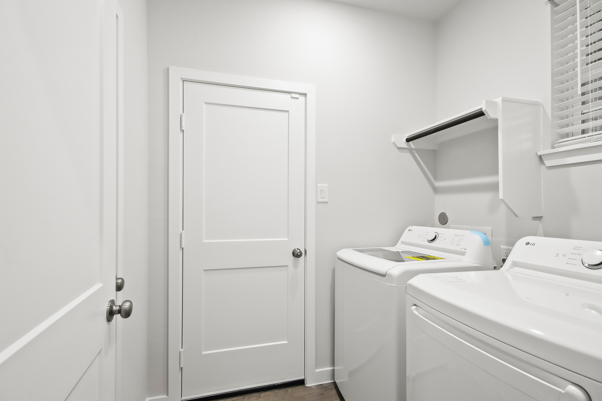 A bathroom with a sink and a mirror.