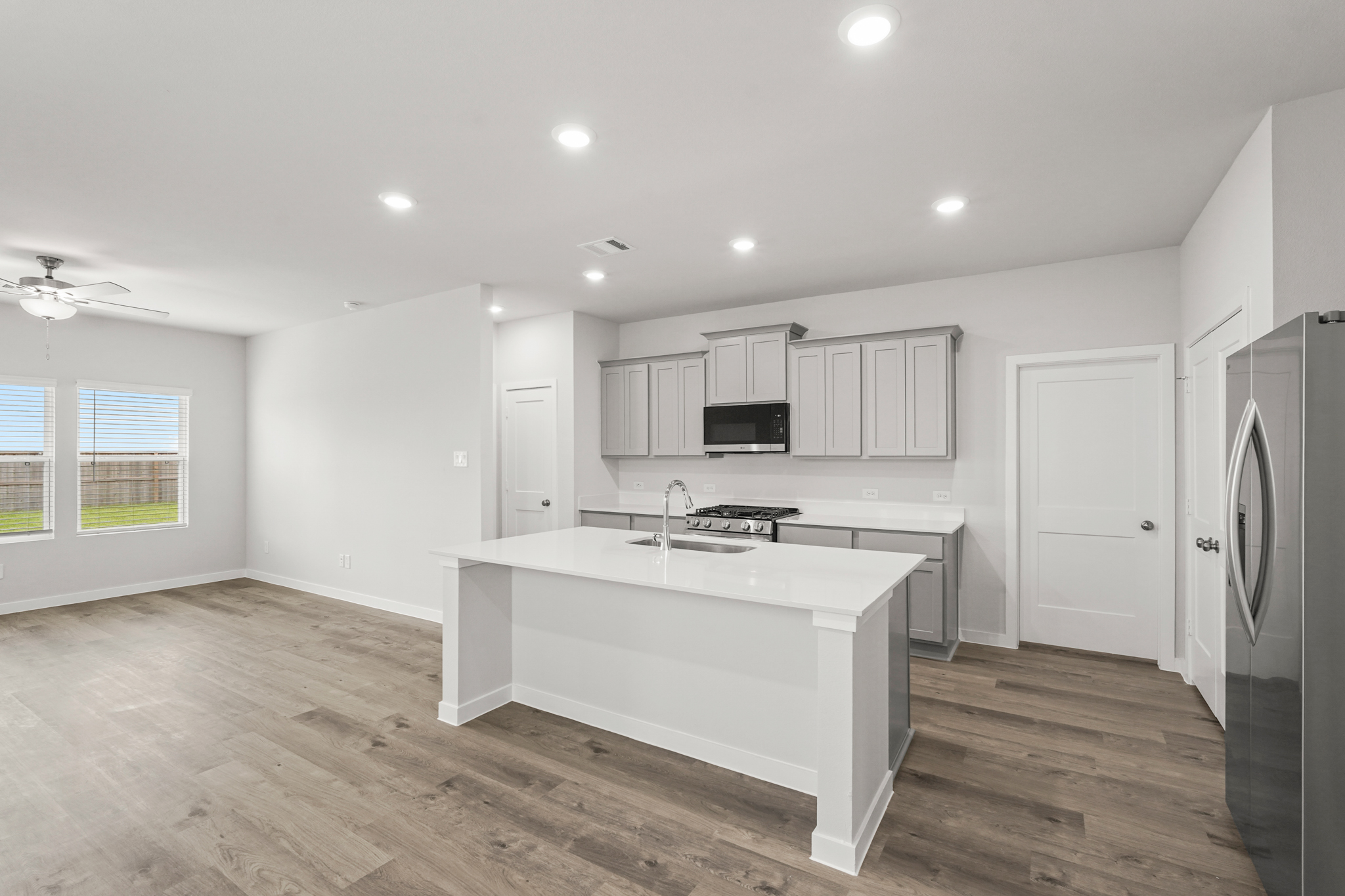 A kitchen with white cabinets.