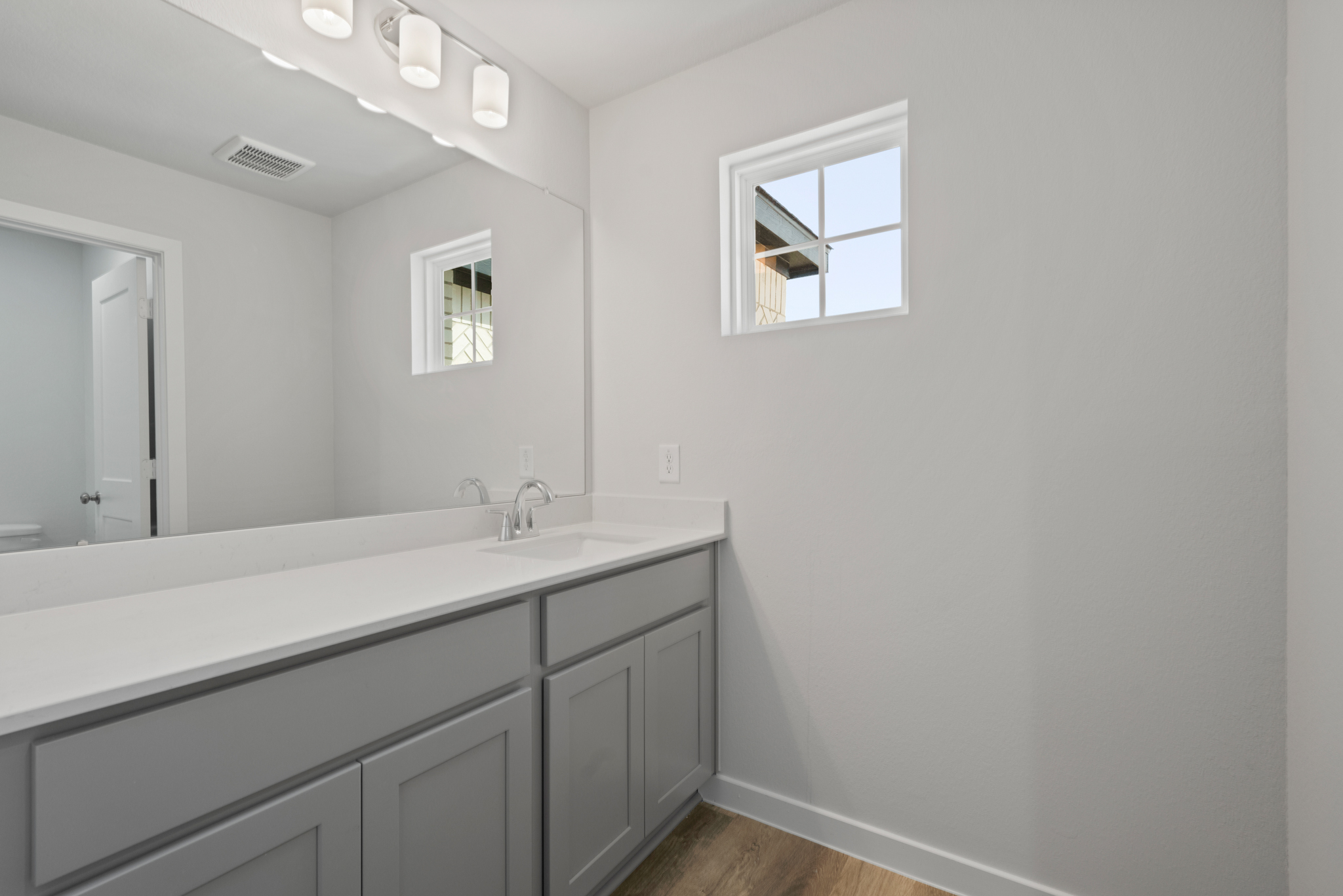 A bathroom with a sink and mirror.
